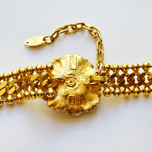 CHANEL Потрясающее винтажное колье золотого тона с застежкой в виде бутона цветка.