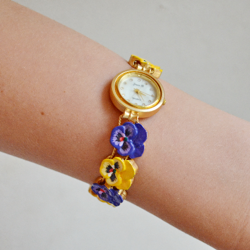 Великолепные японские винтажные кварцевые часы  производства Япония с браслетом расписанным в ручную эмалями.