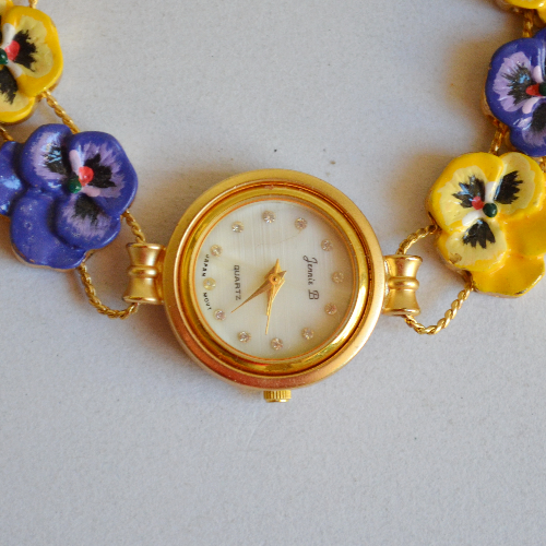 Великолепные японские винтажные кварцевые часы  производства Япония с браслетом расписанным в ручную эмалями.