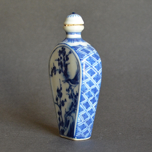 Нюхательный фарфоровый флакон. Китай 19 век.  Подпись (лист табака) 