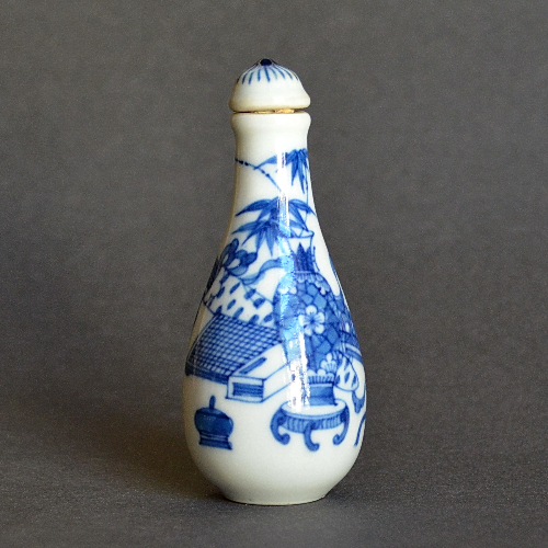 Нюхательный фарфоровый флакон. Китай 19 век.  Подпись (лист табака) 