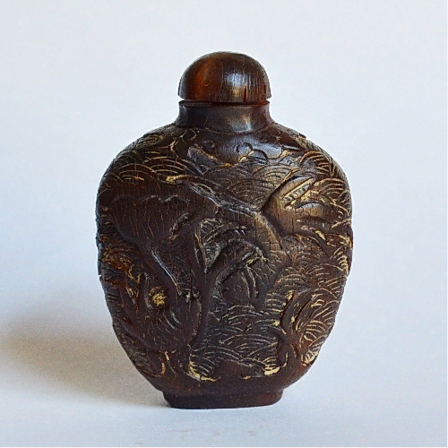 Нюхательный флакон. Китай   Династия Цин (1644 - 1911г.г.). Бивень носорога. резьба.