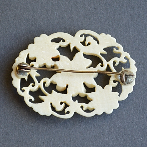 Антикварная ажурная брошь в викторианском стиле Конец 19 века - начало 20 века. вырезанная из слоновой кости.