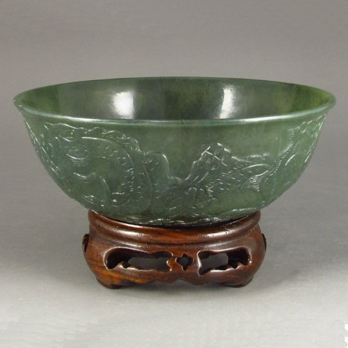 Очень редкая антикварная чаша с изображением дракона , вырезанная  из цельного куска нефрита. 