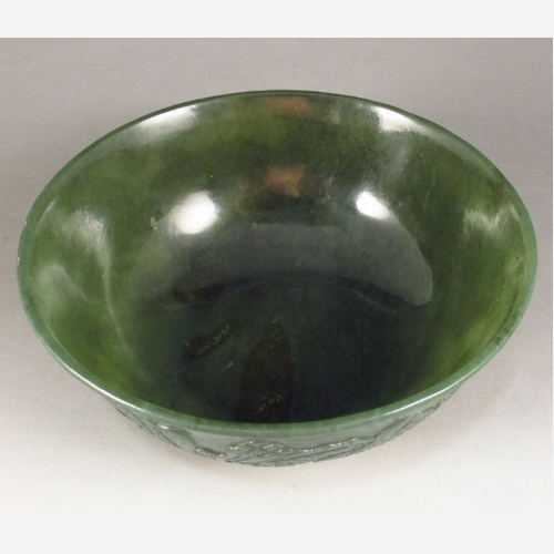 Очень редкая антикварная чаша с изображением дракона , вырезанная  из цельного куска нефрита. 